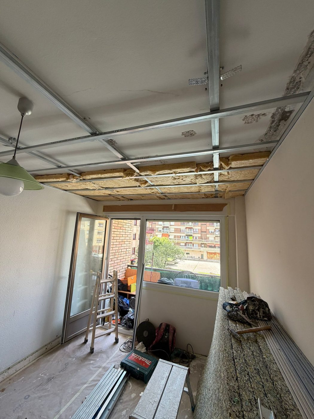 Estructura metálica del falso techo y trasdosado en habitación de Zarautz