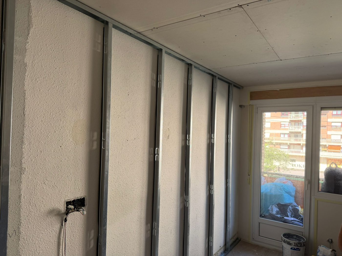 Trasdosado de pladur con perfiles verticales en pared con gotelé